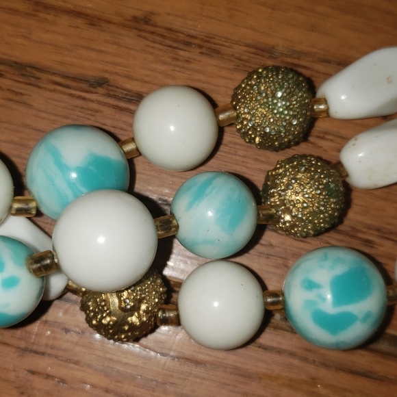 VINTAGE Turquoise and white multi strand beaded necklace - Picture 3 of 3